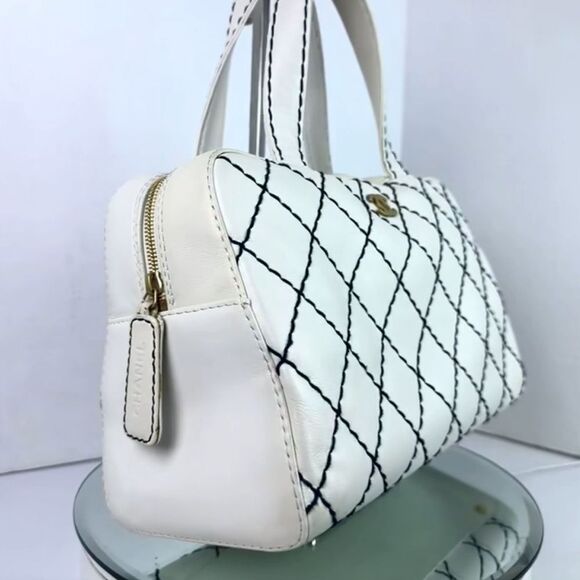 CHANEL White Quilted Handbag - Picture 3 of 13